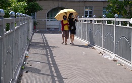 Hà Nội: Cây cầu vượt bộ hành bị xả đầy rác khiến ai đi qua cũng khó chịu