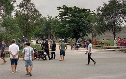 Sau tiếng động lớn, phát hiện 2 chiếc xe máy cùng 2 thi thể trong bụi cỏ bên đường