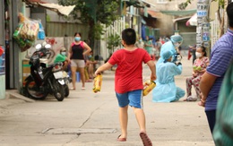 Muôn cách san sẻ tình người trong khu phong tỏa giữa mùa dịch COVID-19 tại Sài Gòn