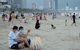 Thêm nhiều ca mắc COVID-19 mới, từ 12h trưa nay TP Đà Nẵng cấm người dân tắm biển