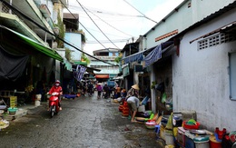 Tiểu thương chợ tự phát ở Sài Gòn vội vã chạy hàng khi bị kiểm tra xử lý