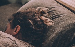 Nữ sinh mắc bệnh nhiễm khuẩn suýt dẫn đến bại liệt do bấm khuyên tai từ 3 tháng trước