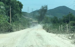 Quảng Bình: Người dân khốn khổ vì xe chở đá từ mỏ khiến đường liên xã xuống cấp, bụi bặm