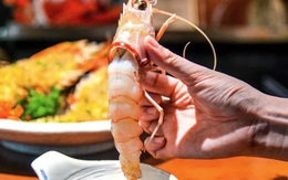 Chỉ làm duy nhất việc này trước khi ăn tôm và người đàn ông tử vong: Chuyên gia cảnh báo nguy cơ khi ăn hải sản có vỏ!