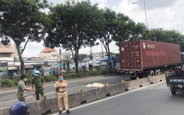 Đi bộ trong làn ôtô ở TP Thủ Đức, nam thanh niên bị xe container cán