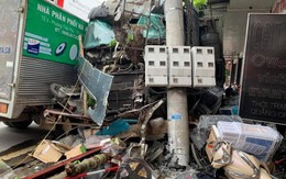 Xe đầu kéo "san bằng" vỉa hè, nghiền nát hàng chục xe máy, hiện trường gây ám ảnh
