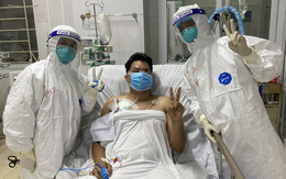 Thứ trưởng Nguyễn Trường Sơn chúc mừng đội ngũ điều trị bệnh nhân nặng sắp có ca khỏi đầu tiên