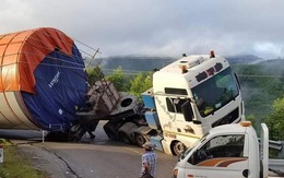 Xe chở trụ điện gió bị lật, chắn ngang đèo Phượng Hoàng