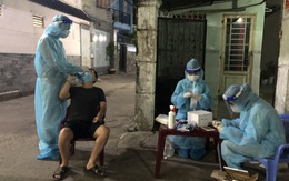 Sinh viên ĐH Kỹ thuật y tế Hải Dương miệt mài lấy mẫu xét nghiệm bất chấp nắng mưa, đêm tối