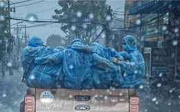 Câu chuyện đằng sau hình ảnh những bóng áo xanh choàng vai nhau dưới cơn mưa tầm tã khiến nhiều người xúc động