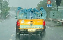 Đằng sau bức ảnh chiếc xe bán tải chở những áo xanh choàng vai dưới mưa tầm tã lay động triệu trái tim người Việt