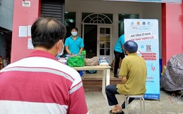Sài Gòn lạ lẫm: Xếp hàng mua rau đồng giá, gói sẵn không chọn lựa