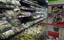 Sau một đêm, các siêu thị tại Hà Nội vắng người dù hàng hóa đầy ắp kệ