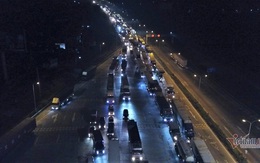 Ùn xe 2km trong đêm ở chốt Pháp Vân-Cầu Giẽ, nhiều tài xế thiếu giấy xét nghiệm