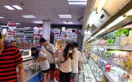 Giá rau ngoài chợ tăng, nhiều người dân Hà Nội đến siêu thị