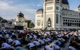 Hàng nghìn người Indonesia tụ tập cầu nguyện giữa đại dịch Covid-19