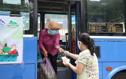 Người dân Sài Gòn mua rau củ trên... xe buýt