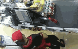 TP HCM: Kẻ cướp kề dao vào cổ nhân viên cửa hàng tiện lợi