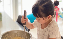 Con gái 3 tuổi thích phụ Đặng Thu Thảo làm bánh, chăm cây