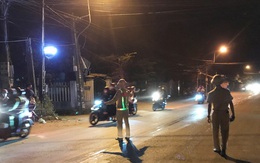 Xuyên đêm sửa xe miễn phí cho đoàn người từ miền Nam về quê bằng xe máy