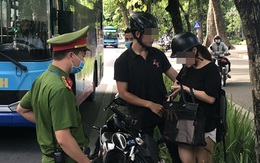 Hà Nội: Công an "đón lõng" xử phạt người đi đường không đeo khẩu trang