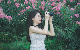 Thiếu nữ tuổi xuân thì đọ dáng bên sắc hoa tường vi