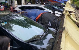 Cận cảnh vụ tường đổ sập gây hư hỏng hơn 10 chiếc xe ô tô tại Hà Nội