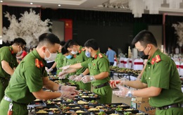 Công an Thừa Thiên Huế nấu hàng nghìn suất cơm gửi tặng công dân đang cách ly tập trung