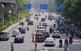 Hình ảnh các tổ liên ngành ở Hà Nội kiểm soát nghiêm ngặt người ra đường sau giờ cao điểm đi làm