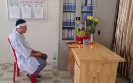Nhân viên y tế lập bàn thờ chịu tang cha trong khu cách ly