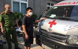 Dùng xe cứu thương "thông chốt" đưa người vào Hà Nội