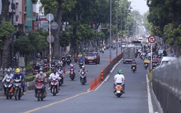 Đường phố Sài Gòn tấp nập người, xe đổ về các siêu thị mua hàng