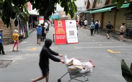Người dân Sài Gòn lót dép, đội nắng nhiều giờ liền để giữ chỗ vào siêu thị