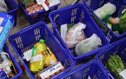 Bị chê giá cao, nhiều siêu thị ở TP.HCM sửa combo 'đi chợ hộ'