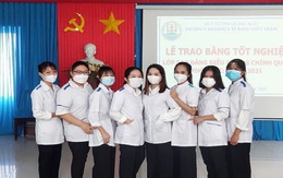 Vừa nhận bằng tốt nghiệp, 8 nữ sinh lên đường vào TP.HCM chống dịch