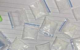 Nam thanh niên giấu 20 túi nylon chứa ma túy trong ví cầm tay để trong cốp xe