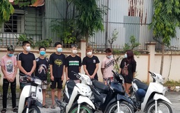 Lâu ngày không gặp, nhóm thanh thiếu niên Hà Nội phóng xe đánh võng, vượt chốt kiểm dịch