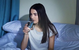 Đây là điều xảy ra với cơ thể nếu bạn có thói quen uống một cốc nước trước khi đi ngủ