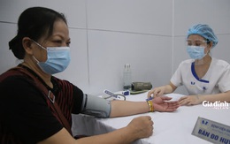 Vì sao phải đo huyết áp trước khi tiêm vaccine COVID-19?