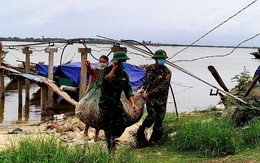 Thân thương bộ đội Quảng Trị giúp dân chằng chống nhà cửa, đưa tàu thuyền lên bờ phòng, chống bão số 5