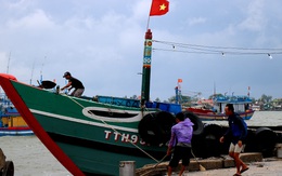 Ngư dân Thừa Thiên Huế kịp thu mẻ cá lớn, khẩn trương neo đậu tàu thuyền ứng phó với bão số 5 Conson
