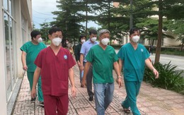Thứ trưởng Bộ Y tế Nguyễn Trường Sơn thăm và động viên các y bác sĩ tại Bệnh viện dã chiến thu dung điều trị COVID-19 số 12
