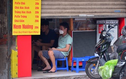 Hà Nội: Các chủ cửa hàng ăn uống than trời vì khó kinh doanh khi được mở bán mang về