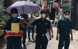 Rơi nước mắt câu chuyện bé 4 tuổi mồ côi vì dịch COVID-19 được thiếu tá quân đội nhận làm con