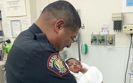Cảnh sát đỡ được đứa bé 1 tháng tuổi bị ném từ ban công
