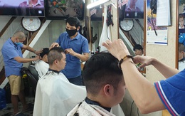 Thợ không ngơi tay trong “Ngày hội đàn ông đi cắt tóc”