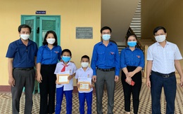 Quảng Trị: Trao tặng Huy hiệu “Tuổi trẻ dũng cảm” cho 2 học sinh cứu người bị đuối nước