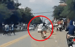 Cô gái gây họa trên đường vì chạy xe máy lạng lách như chỗ không người