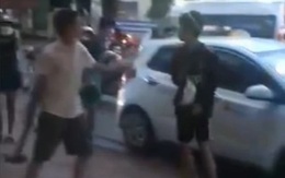 Nhóm thanh thiếu niên dùng búa tạ giải quyết mâu thuẫn giữa phố