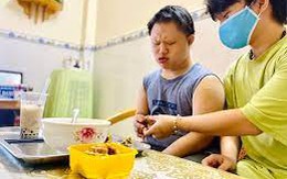 Bố và mẹ mất vì dịch COVID-19, em út 16 tuổi thành chỗ dựa duy nhất cho anh trai